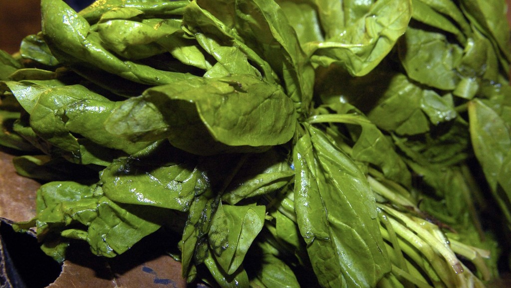 菠菜等绿色蔬菜中的叶酸能预防大脑中斑块的堆积。 路透社 菠菜等绿色蔬菜中的叶酸能预防大脑中斑块的堆积。 路透社