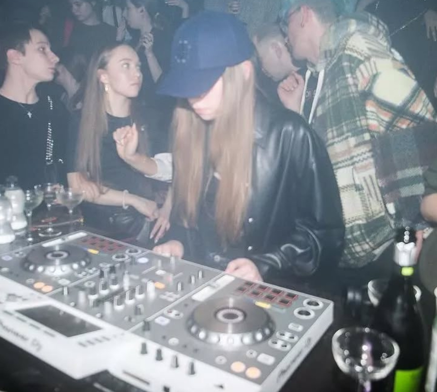 原本是小有名气的网美DJ。 Instagram 原本是小有名气的网美DJ。 Instagram