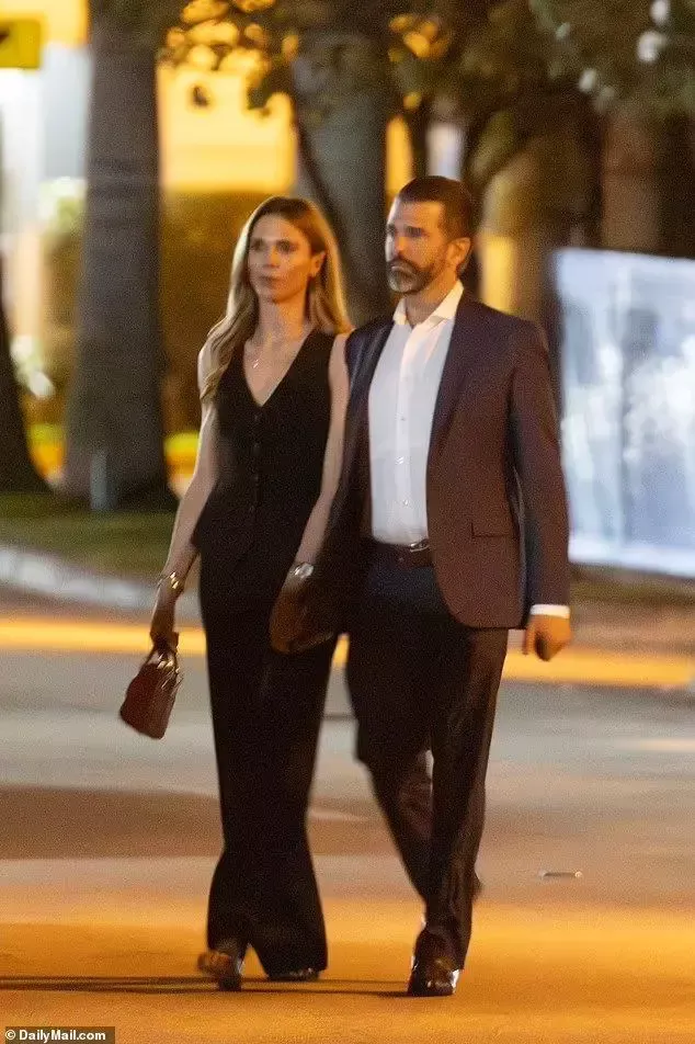 特朗普长子和38岁名媛恋情实锤，夜晚牵手漫步