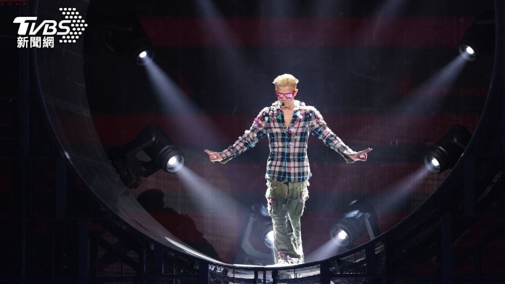 郭富城于台北小巨蛋堕台。(《TVBS新闻网》图片) 郭富城于台北小巨蛋堕台。(《TVBS新闻网》图片)