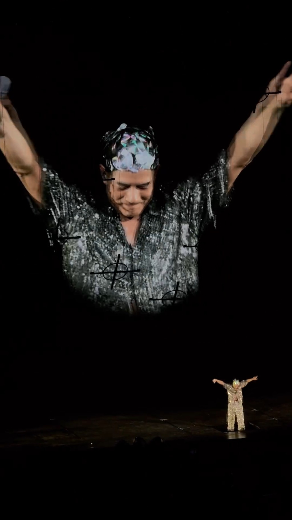 郭富城本来在台上比心心。 郭富城本来在台上比心心。