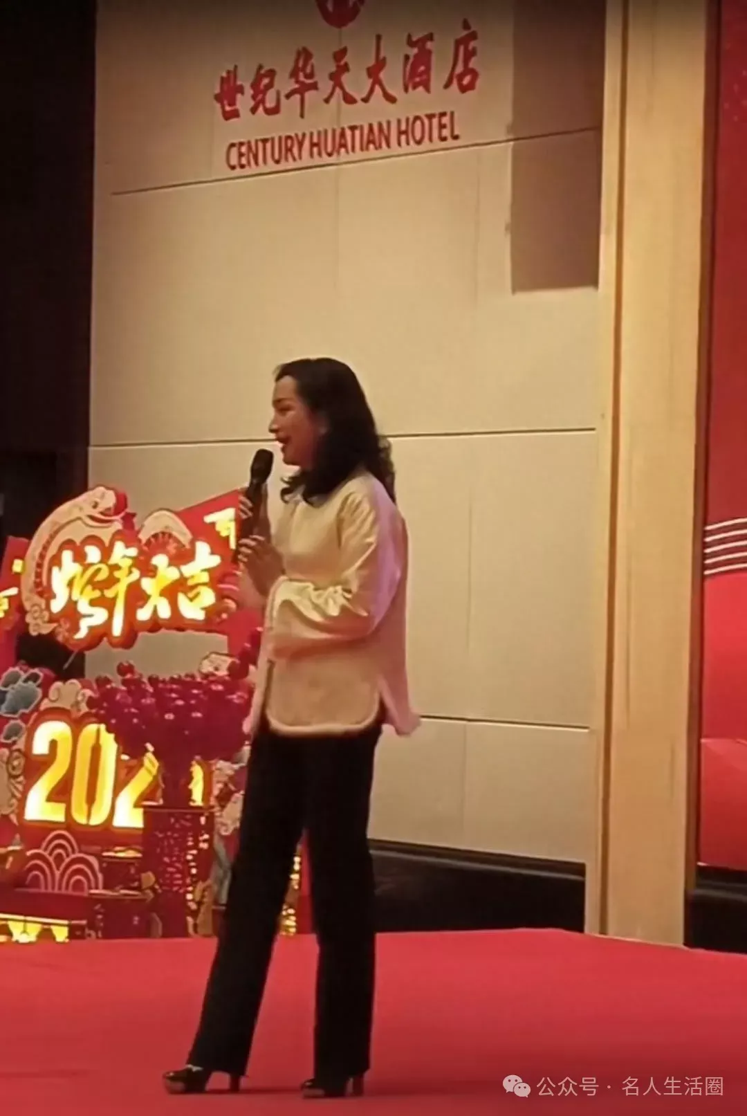 &ldquo;军中妖姬&rdquo;汤灿湖南献唱，打扮朴素，变化很大