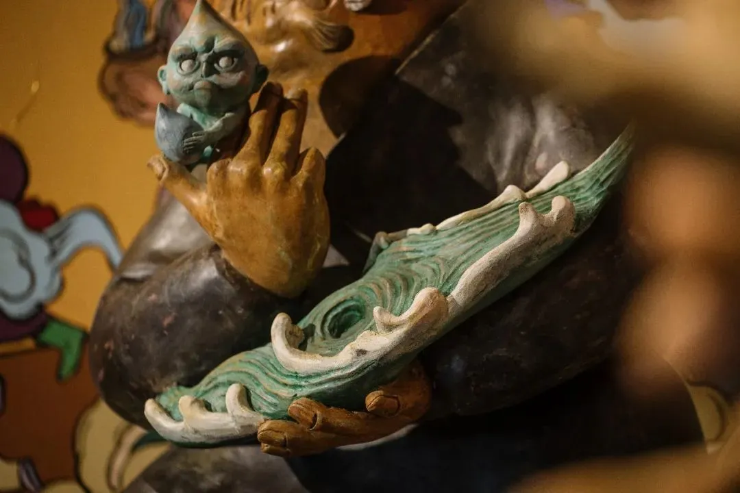 &ldquo;容身&rdquo;手上拿着的洪水与水滴