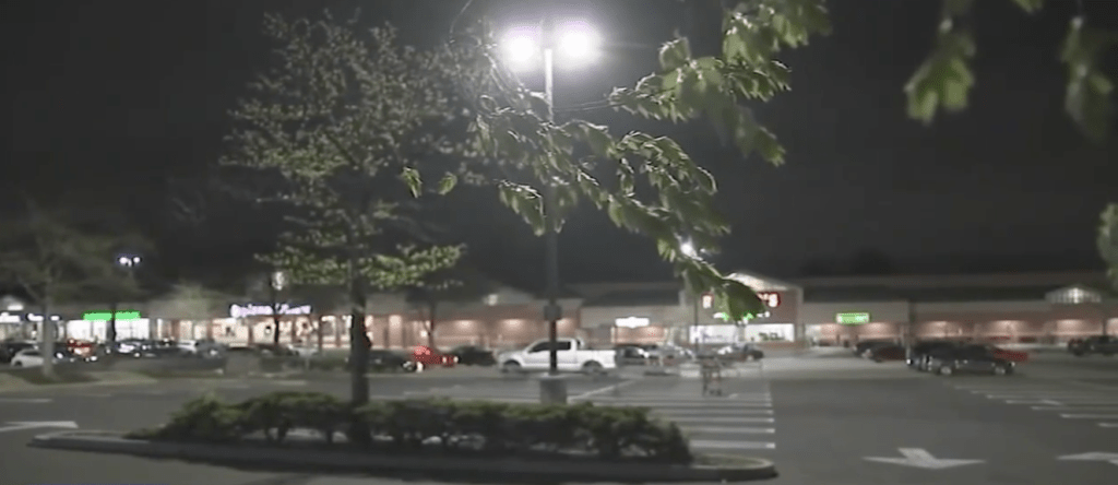 乌鲁莫娃向警方报案谎称，在一家杂货店停车场遭一名男子从后施袭性侵。新闻画面截图