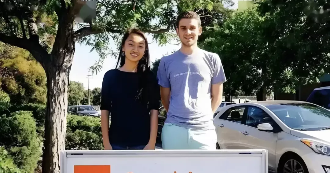 &middot;伊娃（左）与创业合伙人。