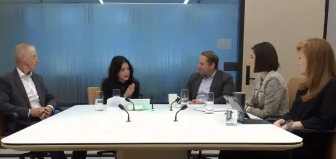 &middot;李薇（左二）与同事讨论工作。