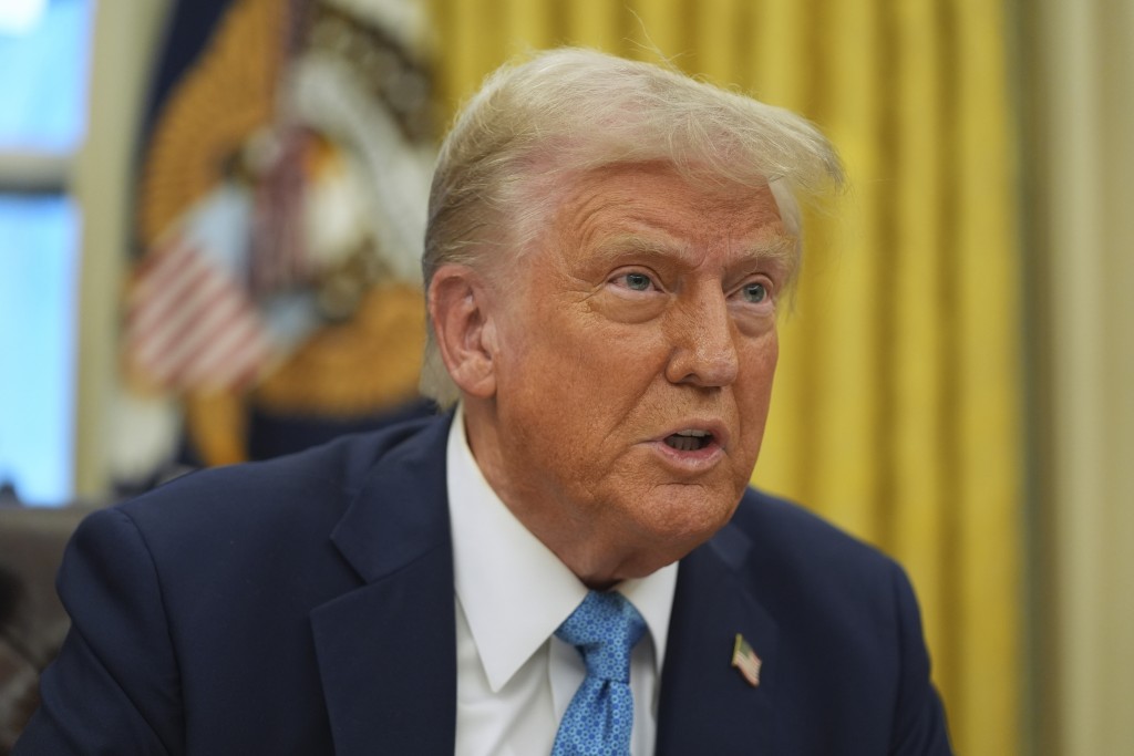 特朗普在白宫椭圆形办公室对记者表示,他预计关税将包括石油、天然气、钢铁、铝、铜和微芯片。美联社 特朗普在白宫椭圆形办公室对记者表示,他预计关税将包括石油、天然气、钢铁、铝、铜和微芯片。美联社