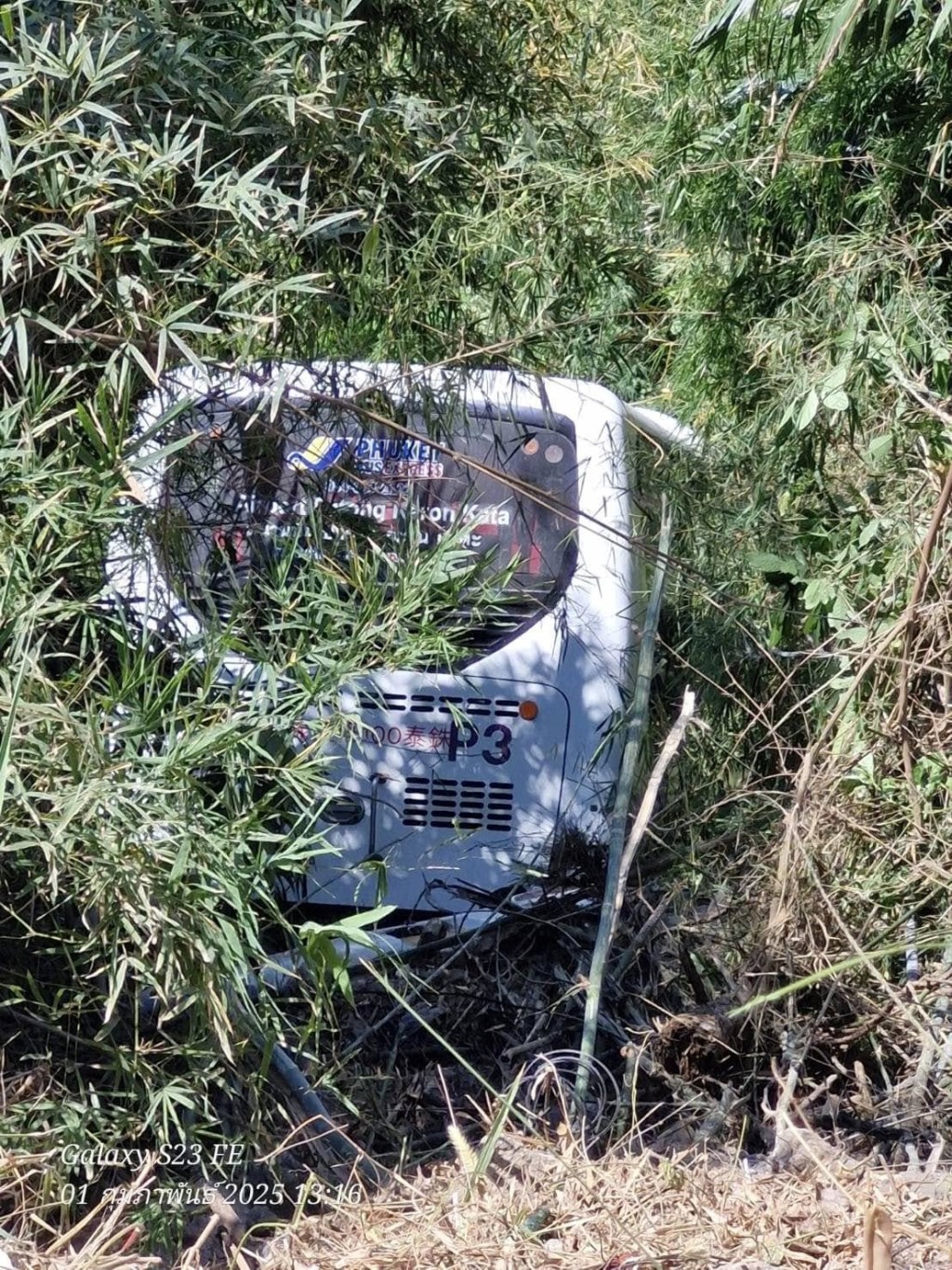 旅游巴堕入15米深谷。（FB@Phuket Tourist Police ตำรวจท่องเที่ยวภูเก็ต）