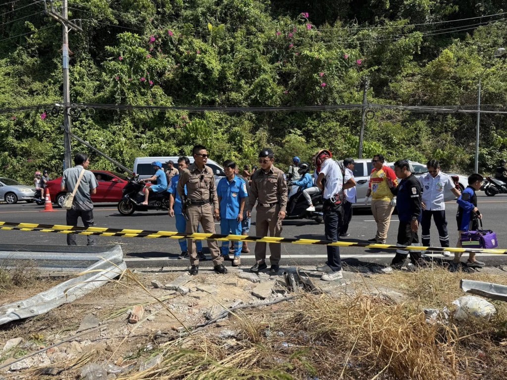 当局于现场搜救。（FB@Phuket Tourist Police ตำรวจท่องเที่ยวภูเก็ต）
