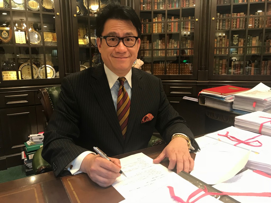 大律师陆伟雄指，两人的婚姻在内地缔结，在处理跨境婚姻纠纷时，正常情况下应在婚约缔结地、即内地法院处理。