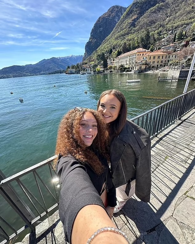 埃博尼与妹妹。网图