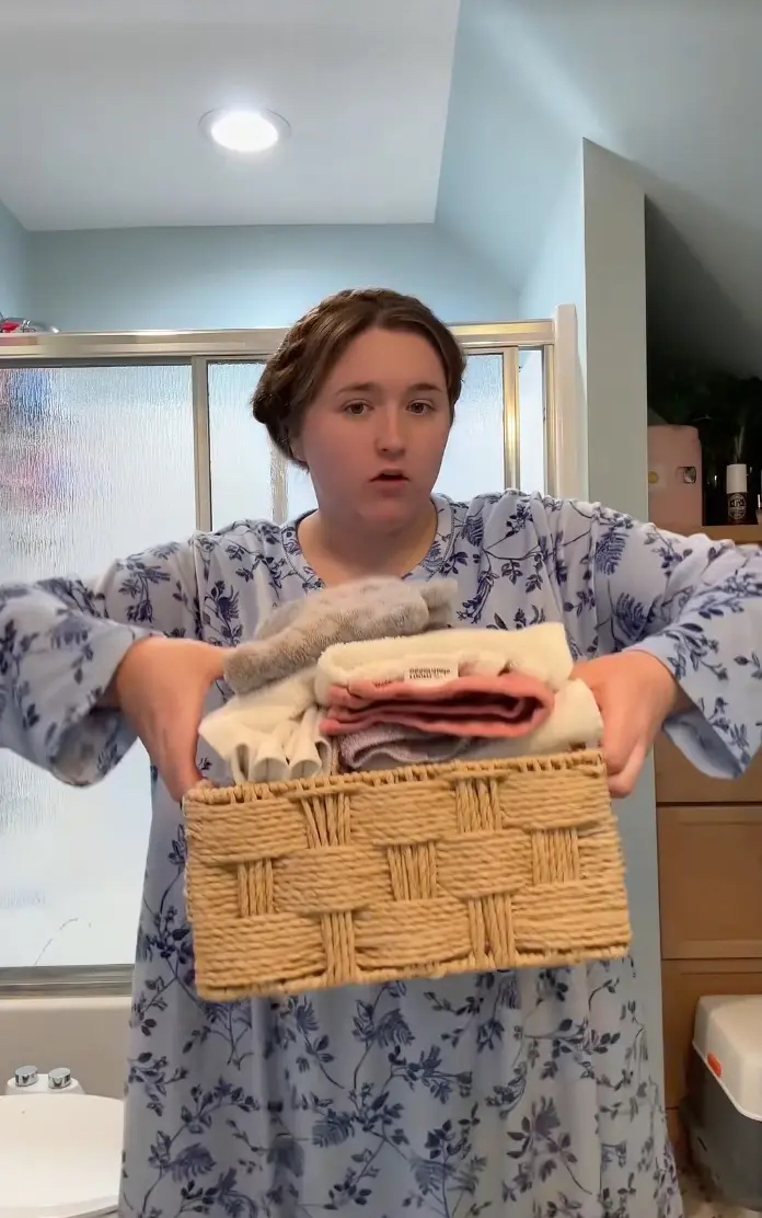 贾兹敏展示她为家人准备的大堆毛巾。 TikTok
