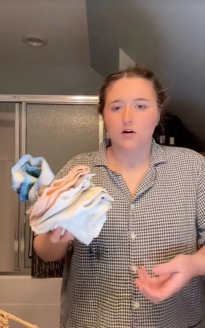 贾兹敏展示她为家人准备的大堆毛巾。 TikTok