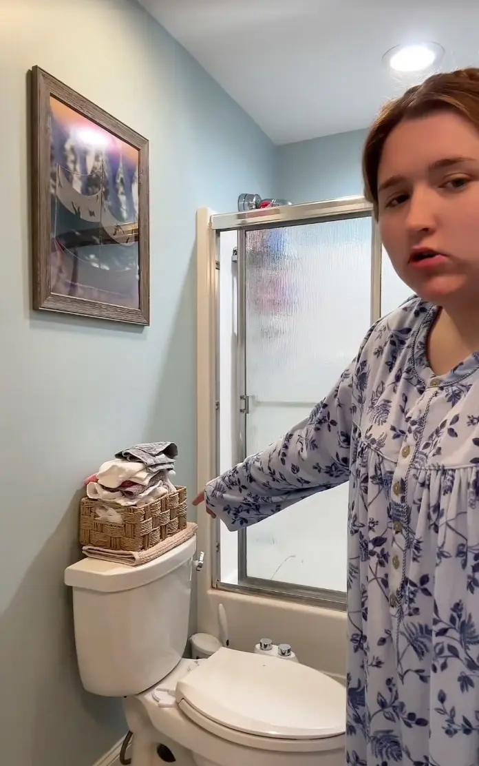 乾净的毛巾放在厕所水箱上方备用。 TikTok