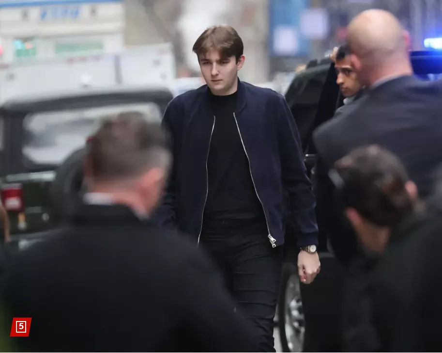 川普小儿子戴$50000手表 与妈妈一起返川普大厦