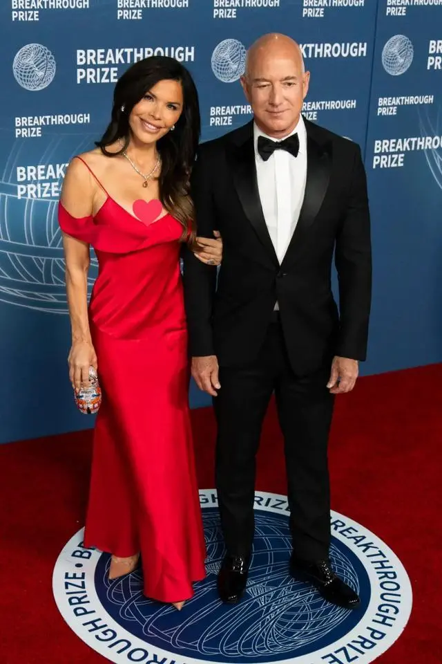 贝索斯被未婚妻轻抚光头却想逃跑 穿女星旧裙惹争议