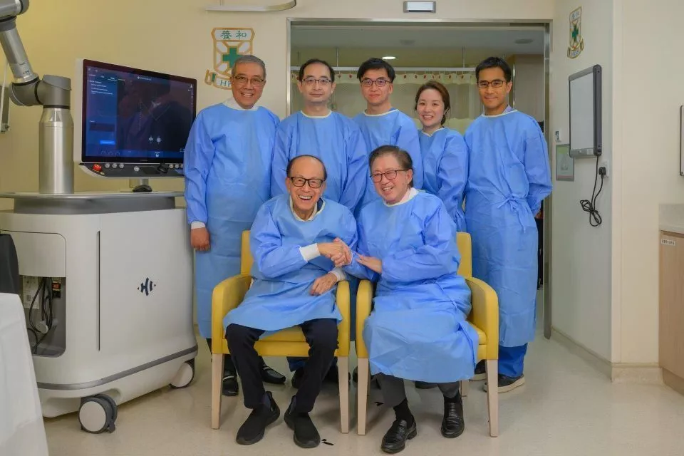 96岁李嘉诚罕见现身 到医院动手做实验?