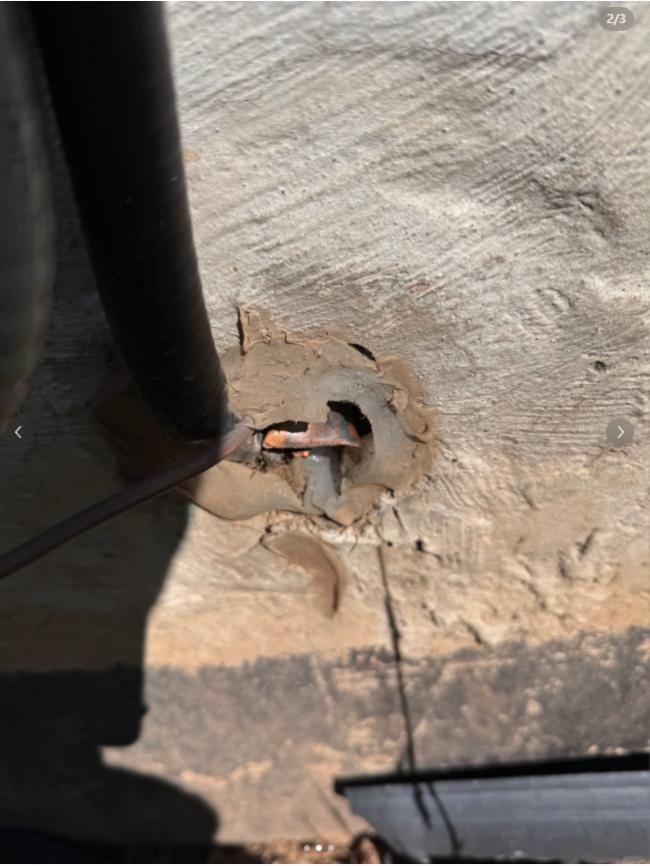 爆料：就为了偷一点金属居然把空调铜管给切断了