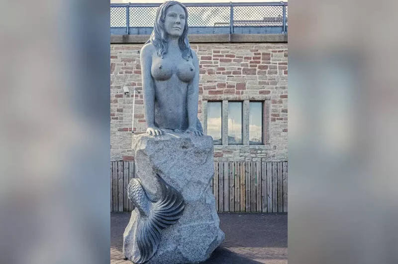 这个&ldquo;美人鱼&rdquo;胸太大！官方令移走 引发激烈辩论