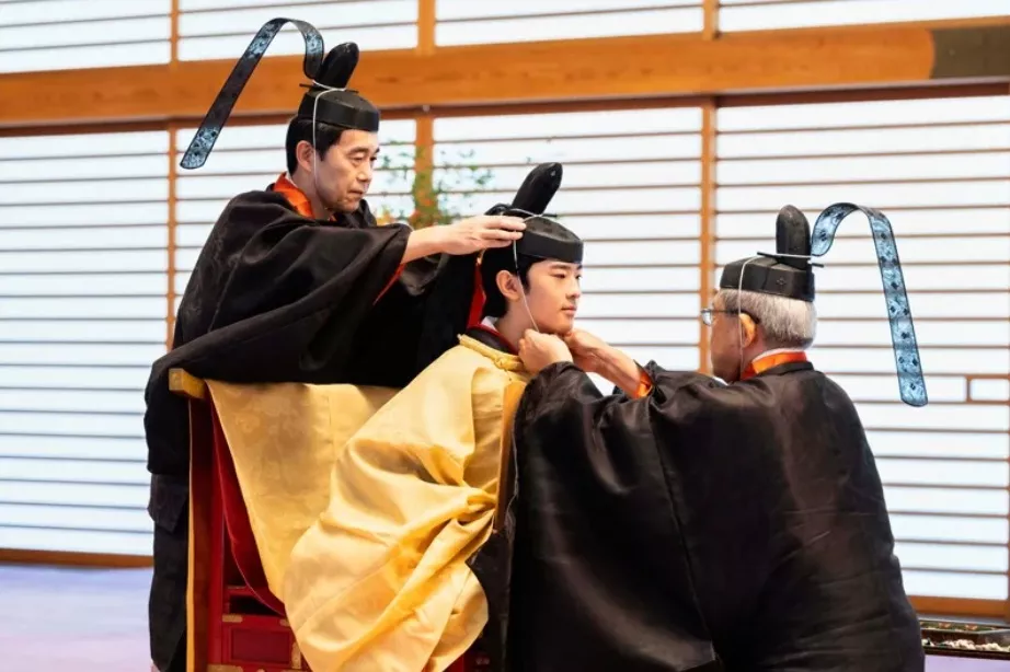 日皇室悠仁亲王19岁成年礼引发关注 戴257万头冠