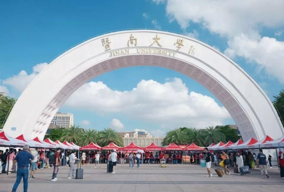 全红婵已到暨南大学报到,与院长苏炳添合影留念