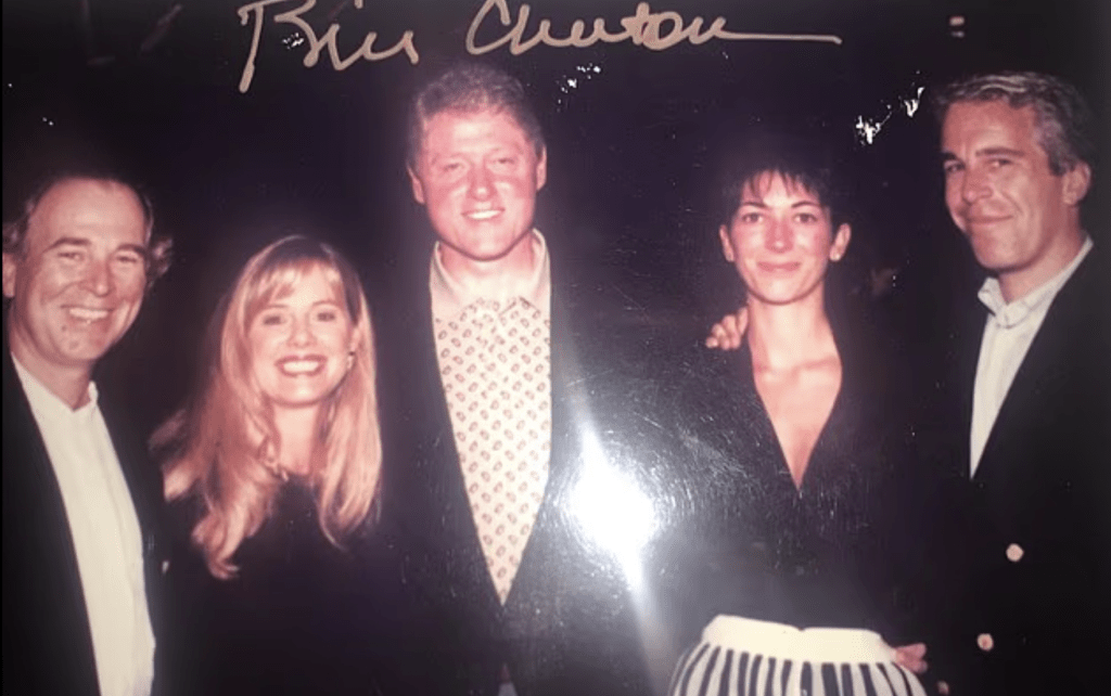 前总统克林顿也出现在与爱泼斯坦及其已被定罪的同谋吉斯莱恩．马克斯韦尔（Ghislaine Maxwell）的合照中，照片上似乎还有克林顿的签名。