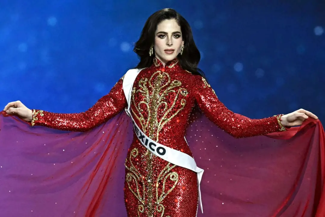 芬兰选美冠军做眯眯眼手势 因歧视中国人被撤头衔!