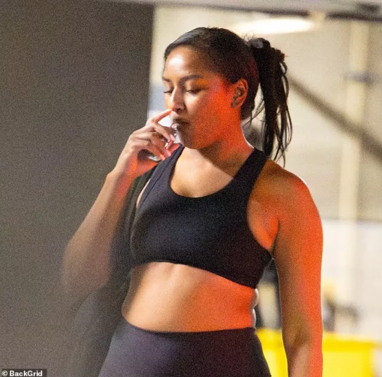 奥巴马女儿健身后吸电子烟惹议，被曝与姐姐有同样嗜好