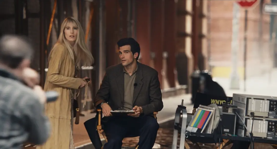 以达丽尔&middot;汉娜为原型的角色（左）比较有争议。（图/《爱情故事：小约翰&middot;肯尼迪与卡罗琳&middot;贝塞特》）