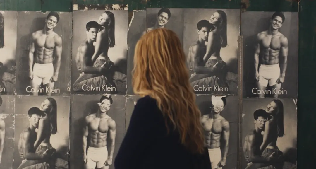 Calvin Klein和它极具识别性的视觉符号。（图/《爱情故事：小约翰&middot;肯尼迪与卡罗琳&middot;贝塞特》）