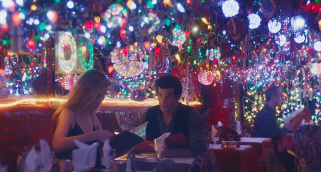 剧中两人第一次约会的印度餐厅，在戏外成了网友们的打卡点。（图/《爱情故事：小约翰&middot;肯尼迪与卡罗琳&middot;贝塞特》）