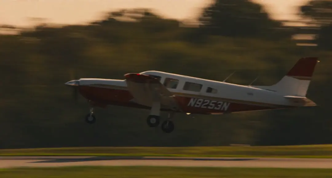 那架夺命飞机。（图/《爱情故事：小约翰&middot;肯尼迪与卡罗琳&middot;贝塞特》）