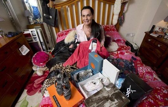 女扒手行窃44年赚200万英镑 训练孩子成