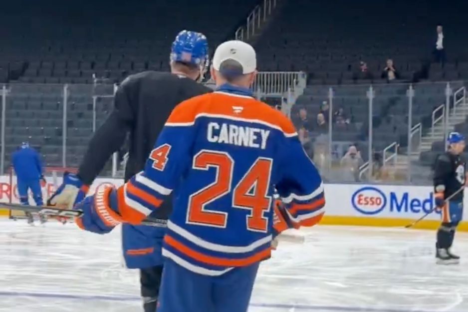 加拿大总理马克&middot;卡尼与埃德蒙顿油人队一起上冰