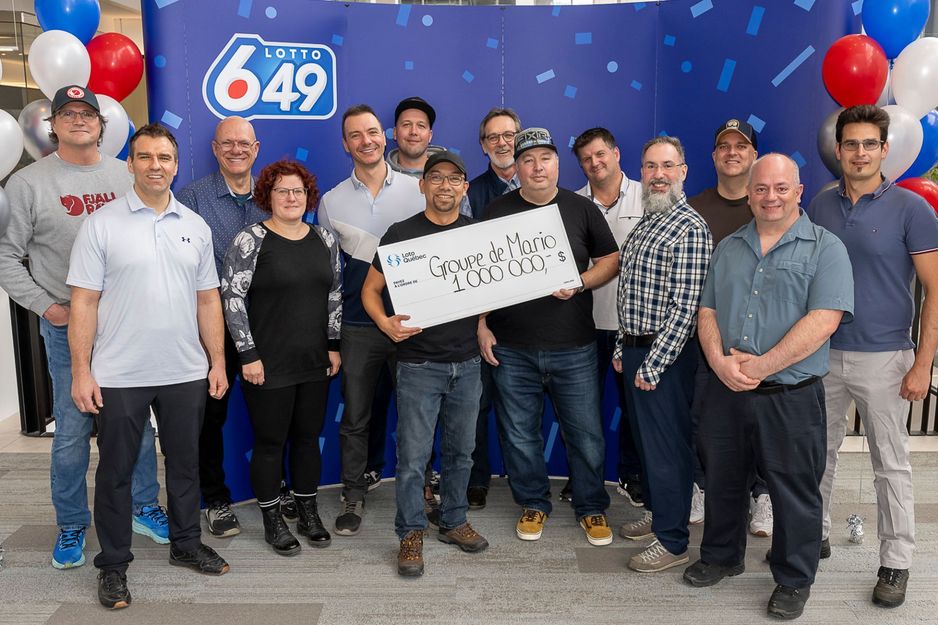 加拿大工厂工人在获得100万彩票奖金后准备庆祝