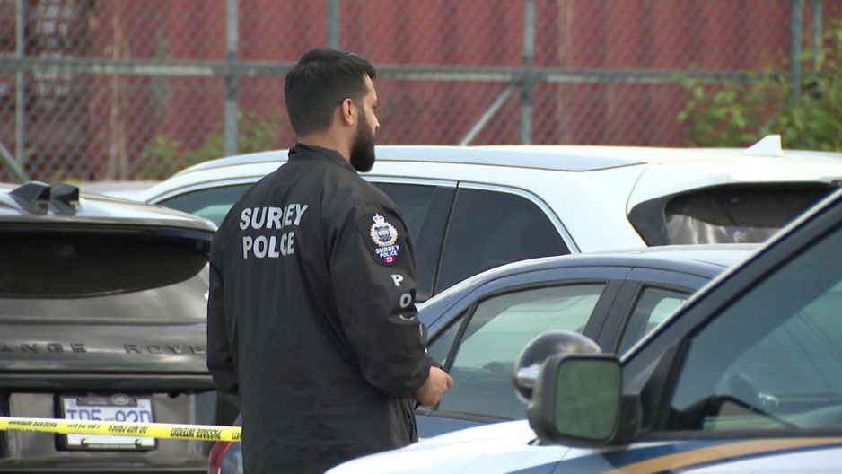 现场图片显示车辆和建筑物上似乎有子弹孔，旁边放置了证据标记。(CityNews 图片)