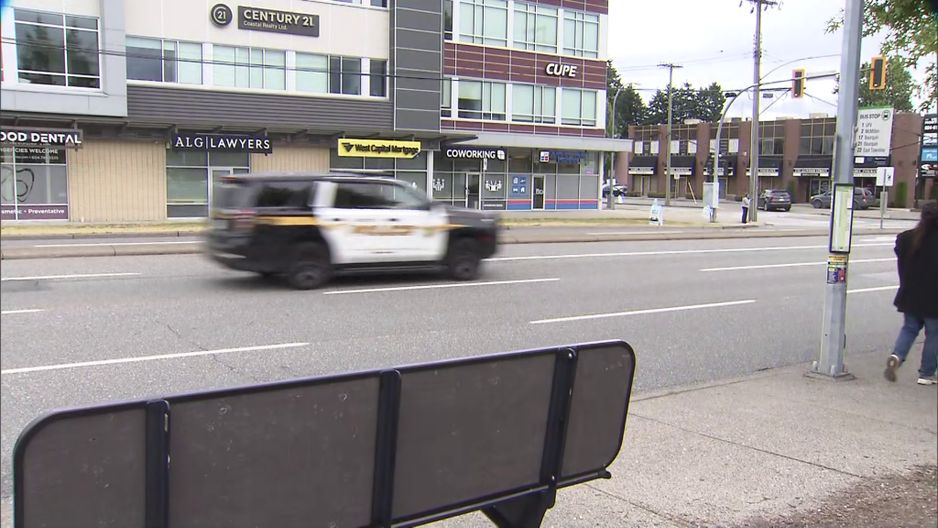 阿博茨福德警察局表示,他们已逮捕了一名与周二晚公交车站刺伤案相关的嫌疑人。 (CityNews 图片)