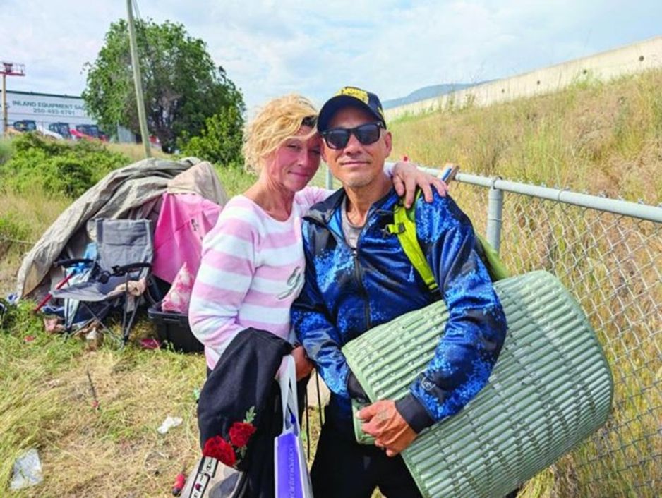 在温哥华的Fairview Road流浪者营地生活了一年的Willow Wood和Mathias Korkowski,周三是他们的最后一天。Keith Lacey/地方新闻倡议