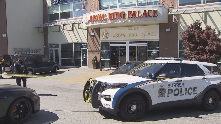 素里警方调查2025年7月21日星期一在一家商铺外发生的枪击事件。(CityNews 图片)