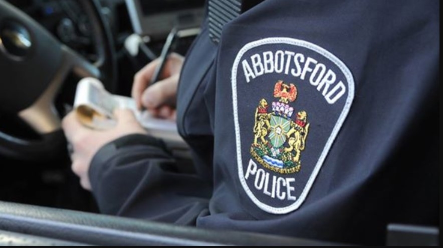 档案 - Abbotsford 警察局徽标在一名警官的制服上。 (来源:阿博茨福德警察局)