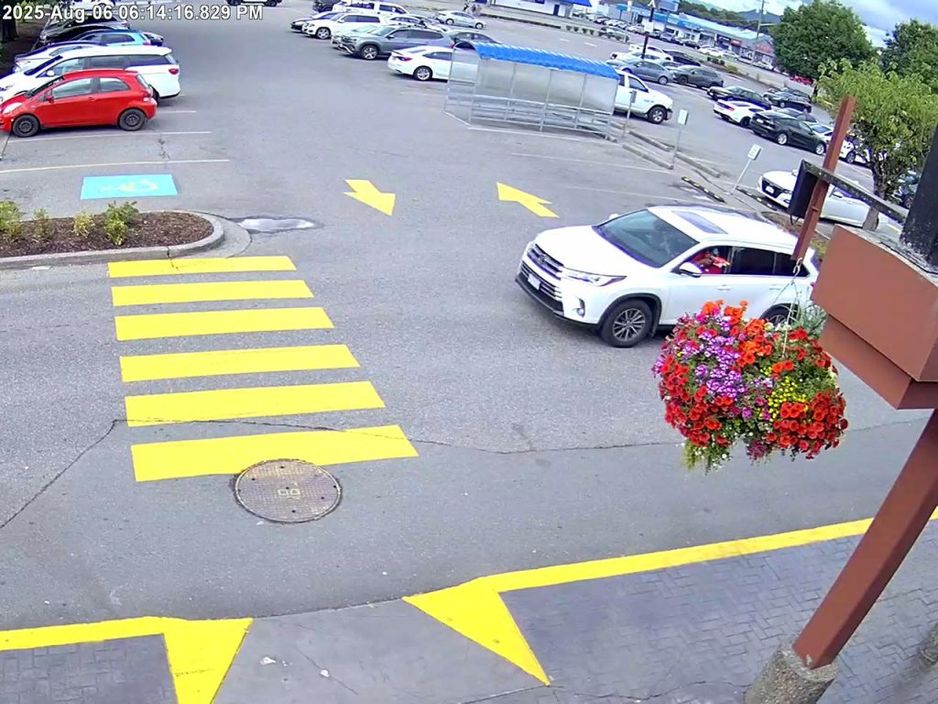 监控视频显示嫌疑车辆,以及疑似驾驶员的静态图片。(阿伯茨福德警察局)