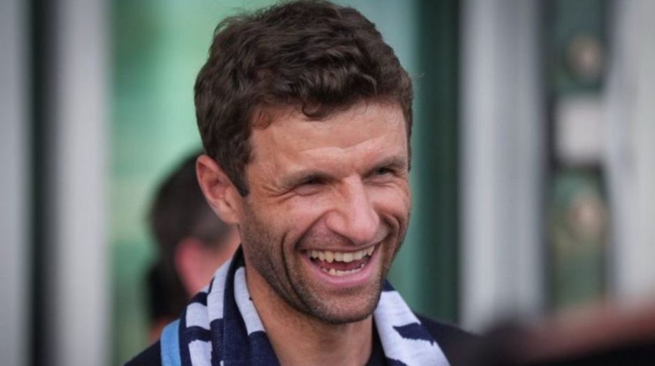 新加入的温哥华白帽队球员托马斯&middot;穆勒在2025年8月13日星期三抵达温哥华国际机场，准备上车。他刚从德国抵达，引起了随行的众多加人欢呼。 (Darryl Dyck/CP)