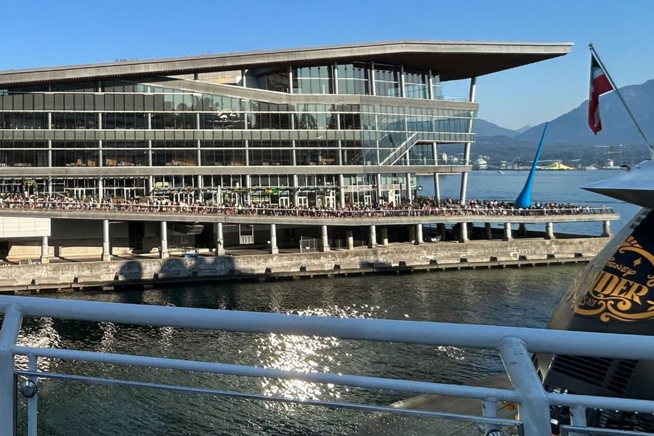 惊人!温哥华Aritzia仓库特卖会的队伍昨晚就已经开始排了