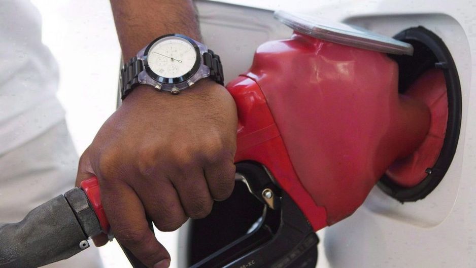 一位在多伦多加油的人。 加拿大新闻社/米歇尔·修