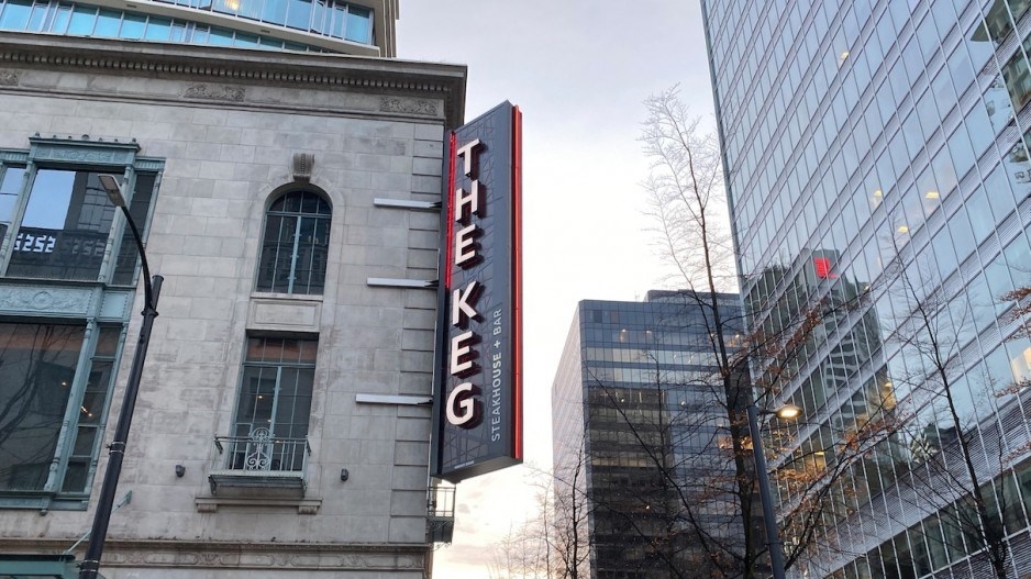 冠军牛排馆 + 酒吧在温哥华市中心格兰维尔和邓斯慕尔街的一个分店。Glen Korstrom, BIV