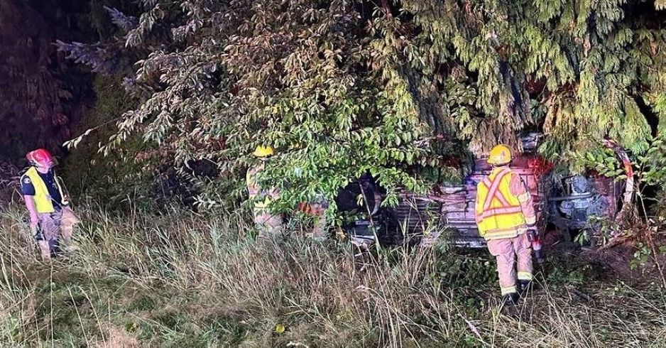 列治文皇家骑警处置Jacombs路上的翻车事故。图片来自列治文皇家骑警