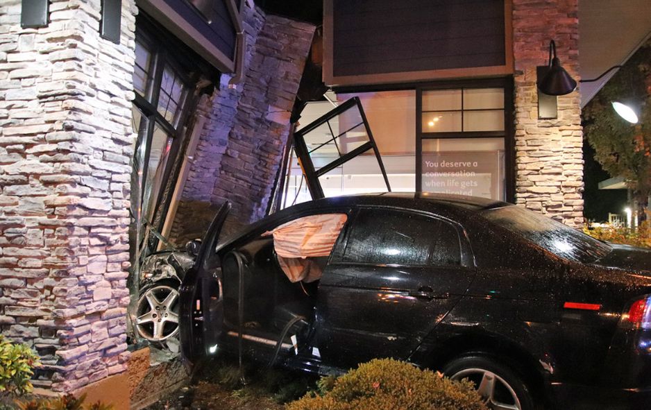 两车相撞导致一辆车冲入银行大门，时间为2025年10月19日。(1stDue Media Image)