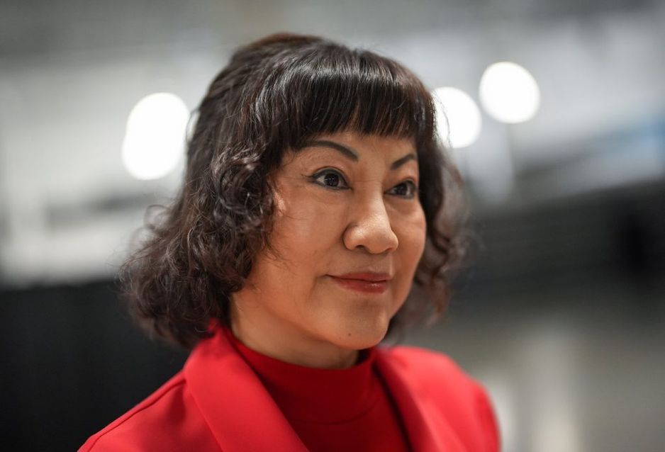 亿万富翁Ruby Liu在前哈德逊湾公司拥有的Saks Off 5th百货商店接受采访,期间举行了一个“交接仪式”,她在2025年6月26日收到了位于卑诗省Tsawwassen的Tsawwassen Mills购物中心的钥匙。 THE CANADIAN PRESS/Darryl Dyck