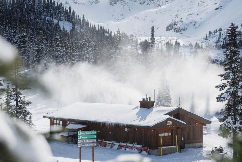 惠斯勒迎来滑雪季首场大雪