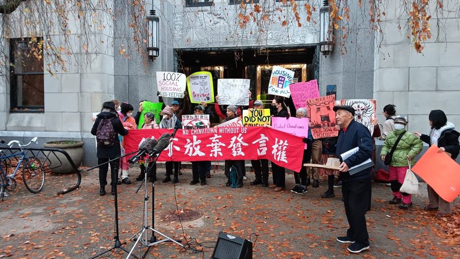 抗议者在温哥华市政厅前。 (大卫·纳达利尼)